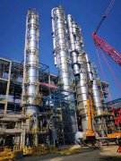已內(nèi)酰胺搬延項(xiàng)目，中聯(lián)公司承建的400-500的70米大塔保溫防腐完成準(zhǔn)備吊裝